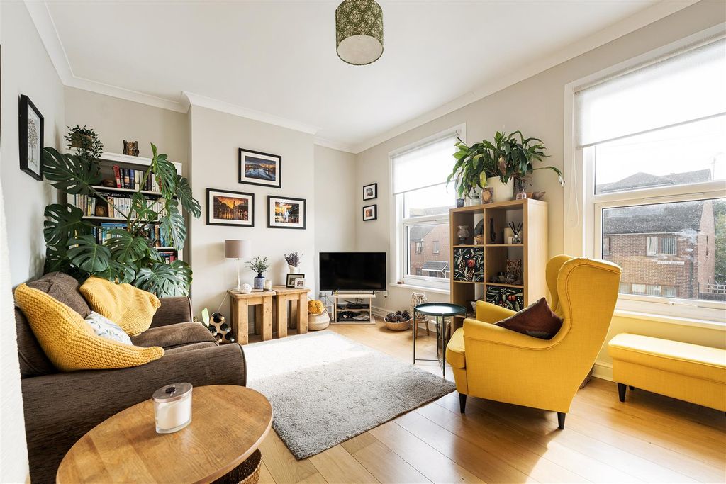 Property photo 2 of 18 Oliver Road, E10
