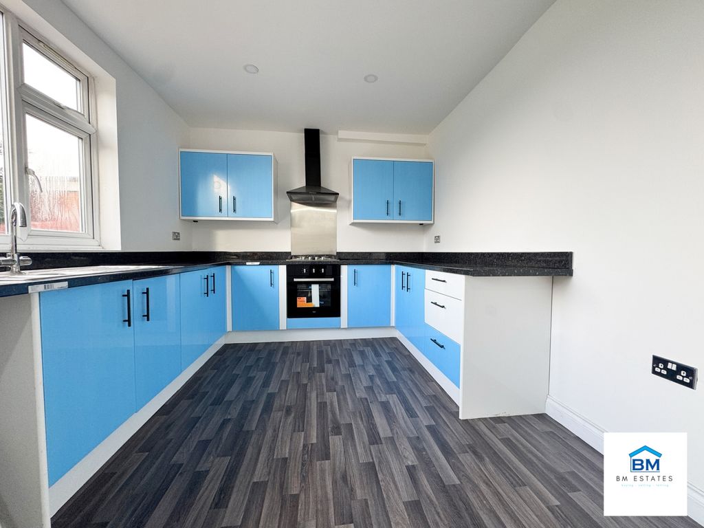 Property photo 3 of 9 Kitchen