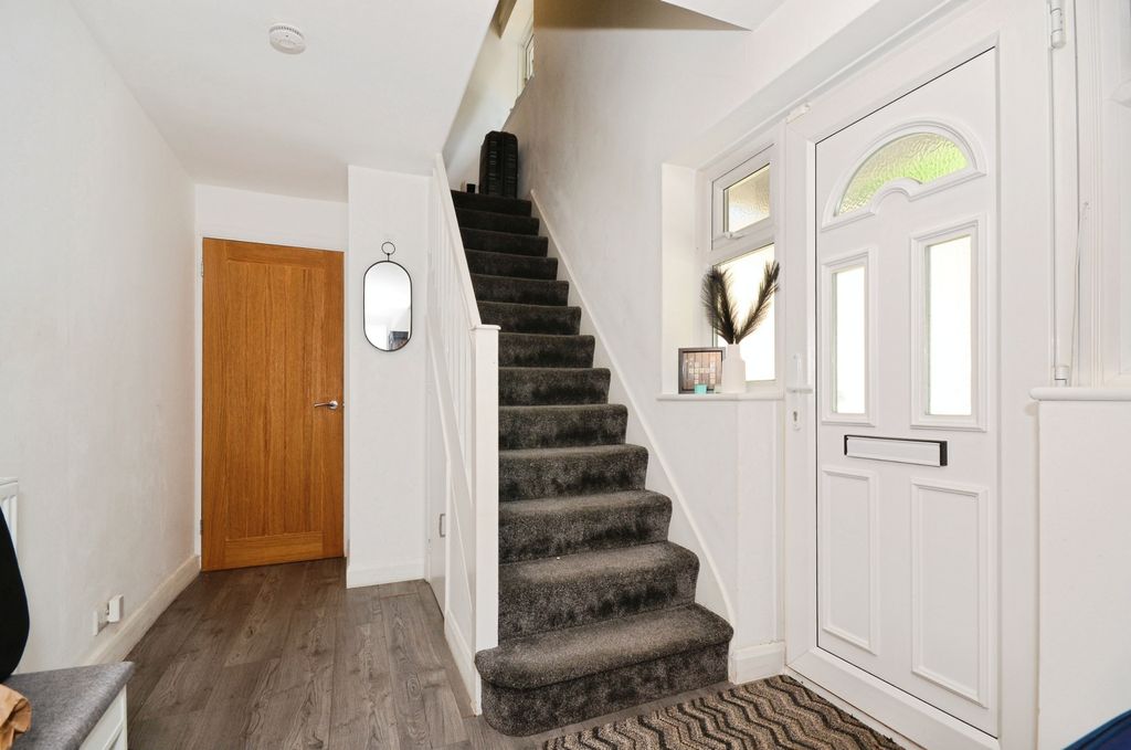 Property photo 2 of 16 Hallway