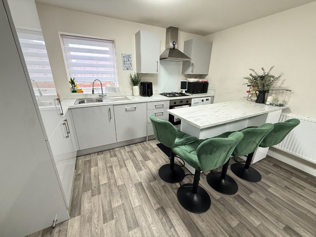 Property photo 2 of 9 4910852