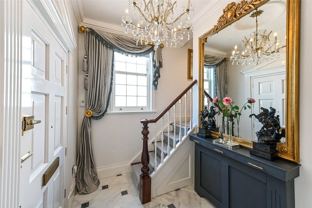 Property photo 2 of 37 Entrance Hall