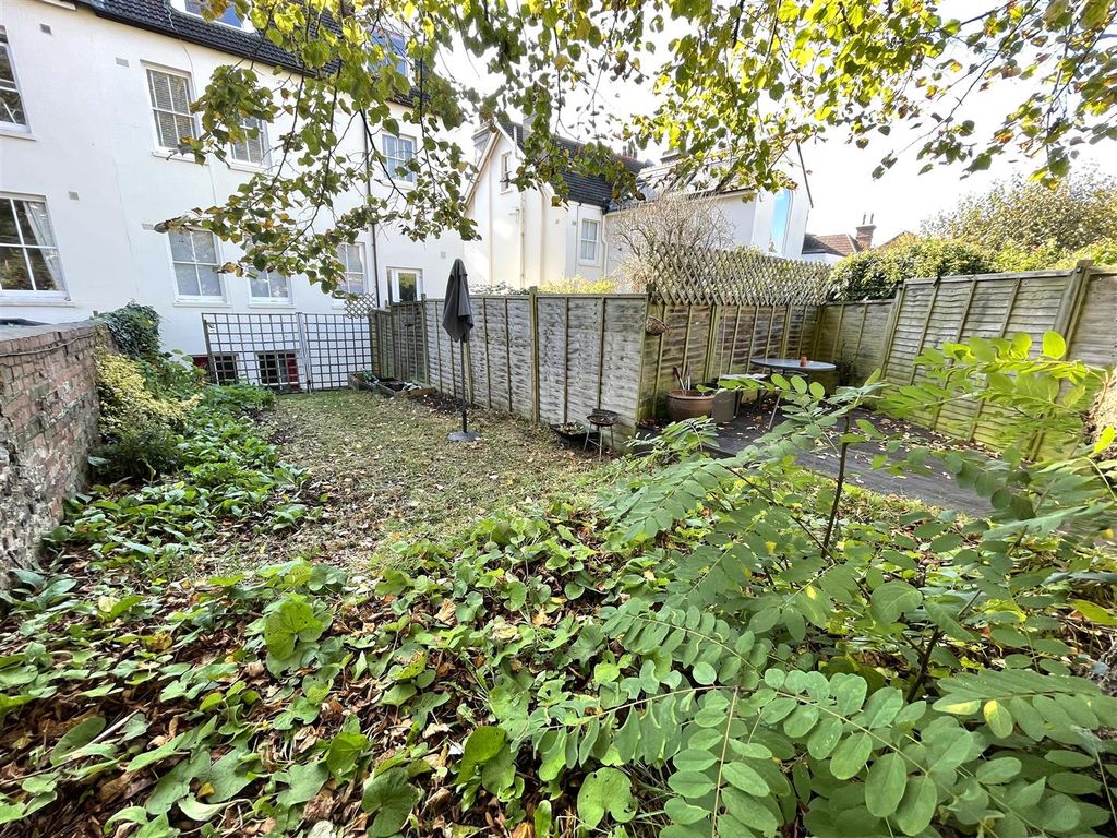 Property photo 3 of 17 Garden 2Ab.Jpg