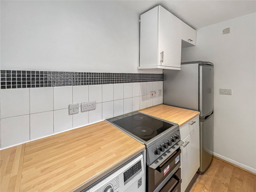 Property photo 3 of 10 Kitchen