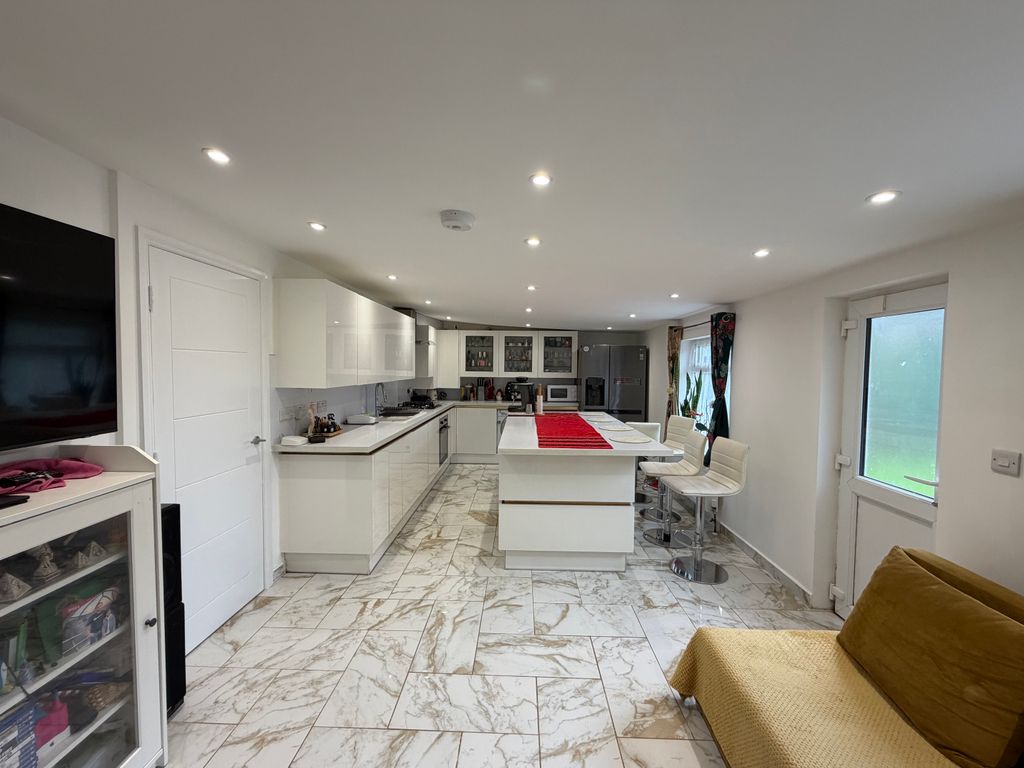 Property photo 1 of 16 Family/Kitchen/Lounge Area