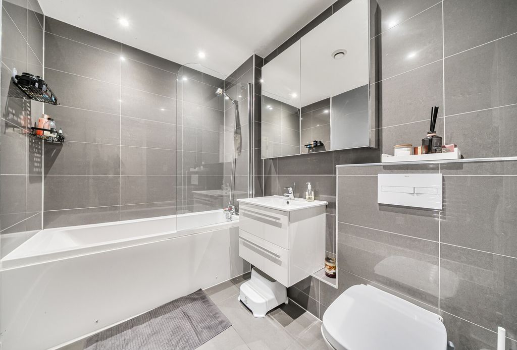 Property photo 2 of 14 1405880-7-697B83F...