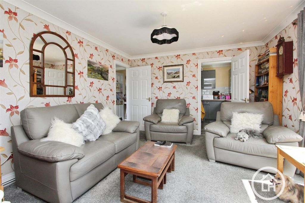 Property photo 3 of 14 Lounge