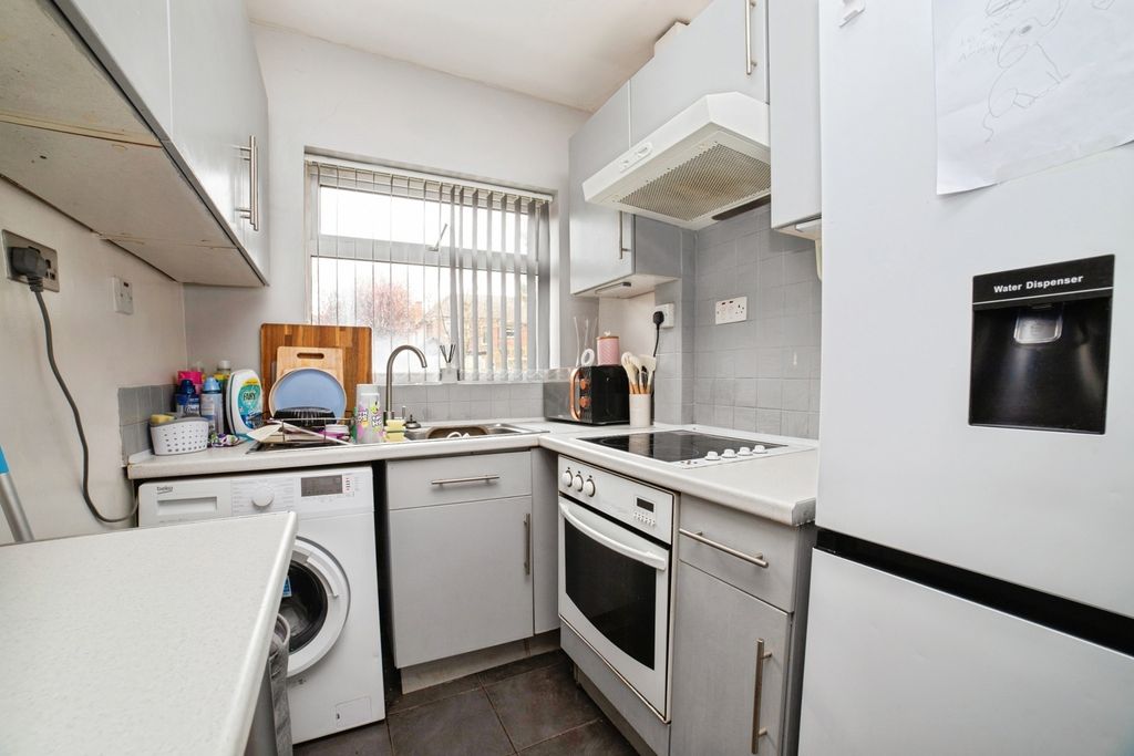 Property photo 3 of 17 Kitchen