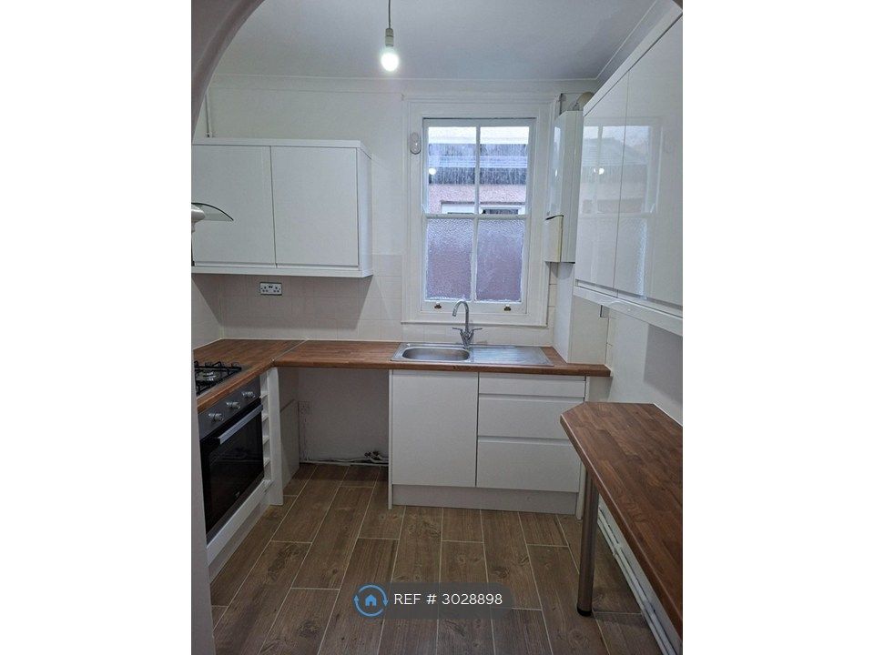 Property photo 3 of 16 Kitchen1