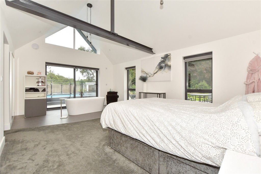 Property photo 2 of 18 Main Bedroom