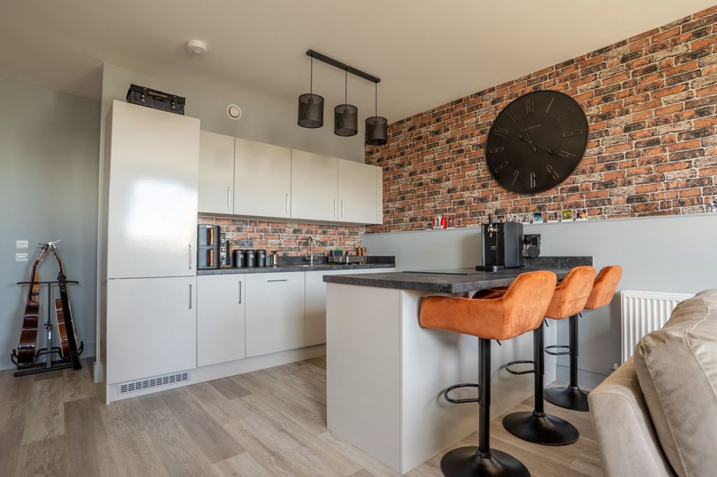 Property photo 2 of 31