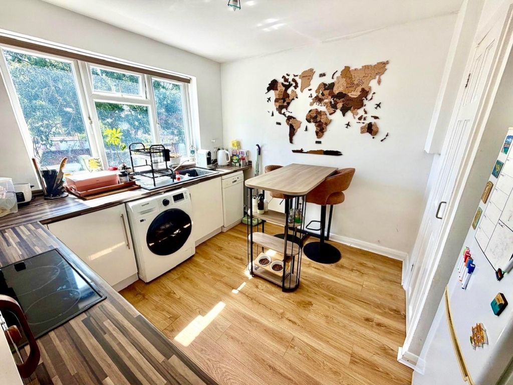 Property photo 3 of 6 Kitchen
