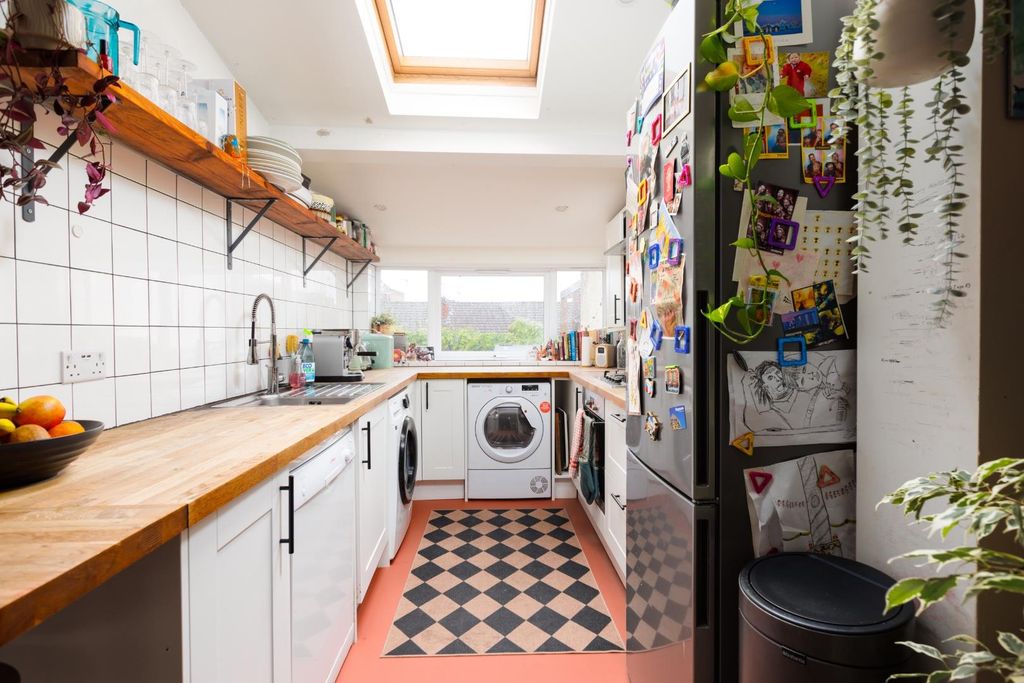 Property photo 3 of 37 12 Hammersmith Road, Bs5-1.Jpg