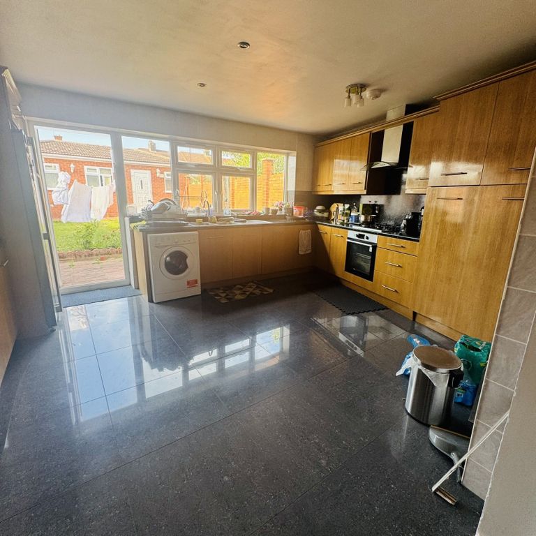 Property photo 1 of 12 Fantastic 4 Bedroom House To Rent Southall