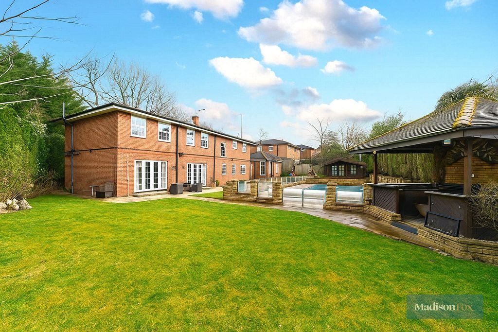 Additional image 27 of 5 bed property to rentTomswood Road, Chigwell, Essex IG7