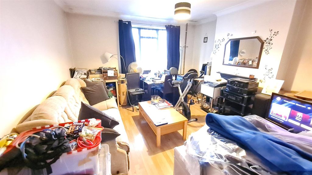 Property photo 2 of 8 Lounge