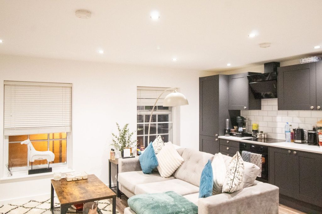 Property photo 3 of 25 Kitchen/Lounge