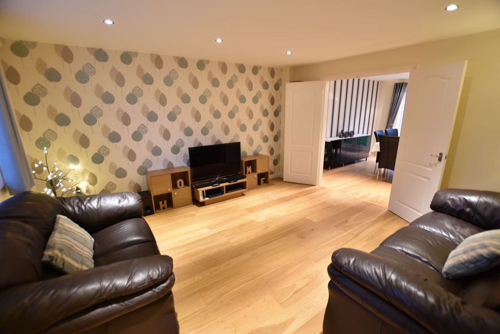 Property photo 2 of 11 Lounge