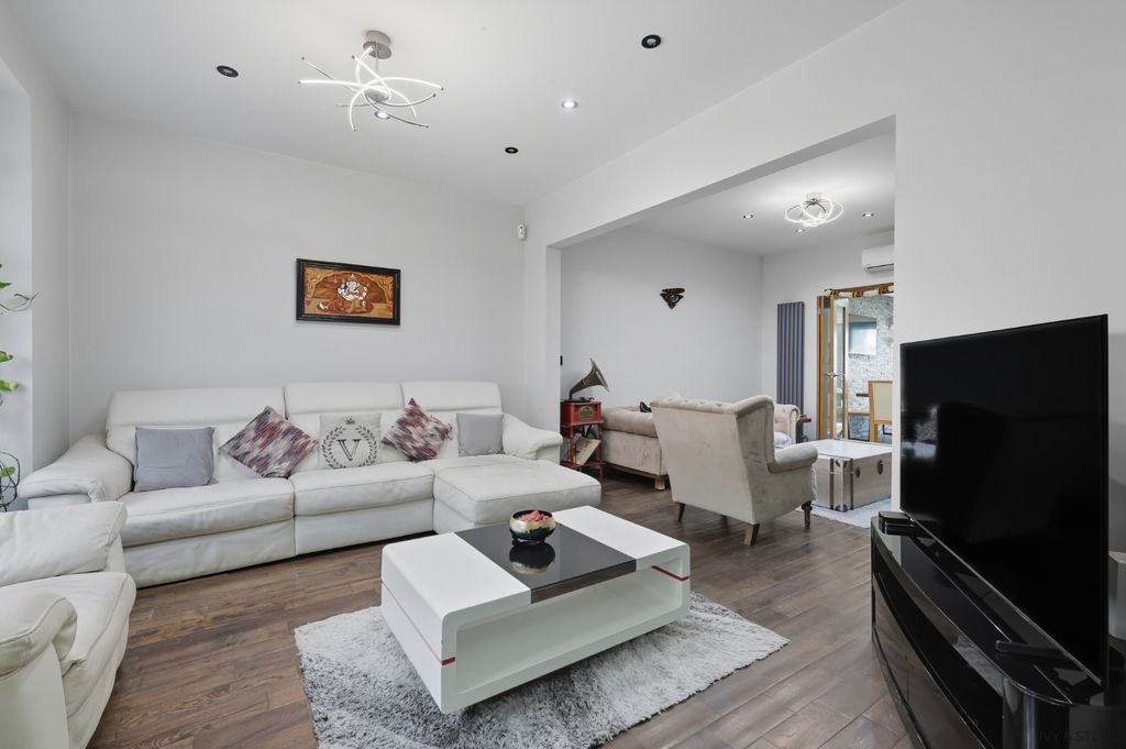 Property photo 2 of 34 4585231