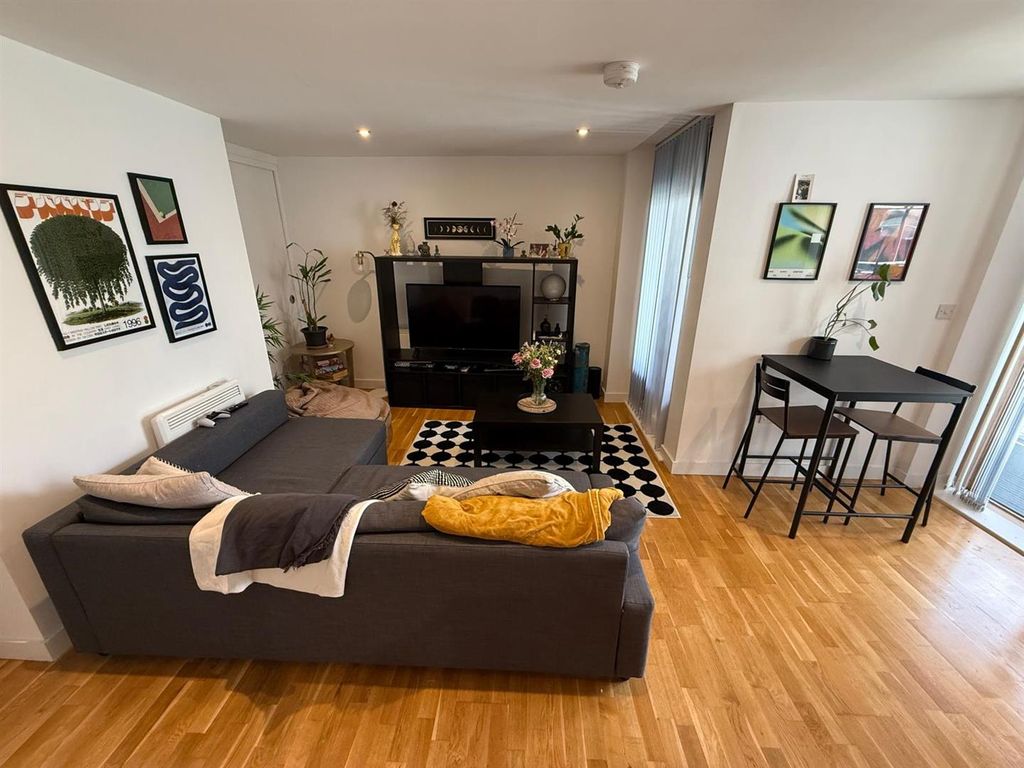 Property photo 3 of 12 Lounge 11.Jpeg