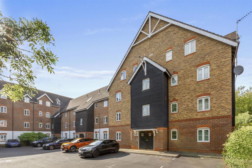 Property photo 1 of 12 Wye Gardens, Fryers Lane-13.Jpg