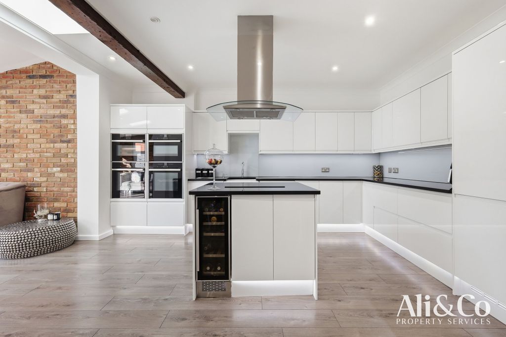 Property photo 1 of 28