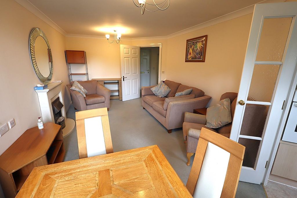 Property photo 3 of 7 Lounge/Diner