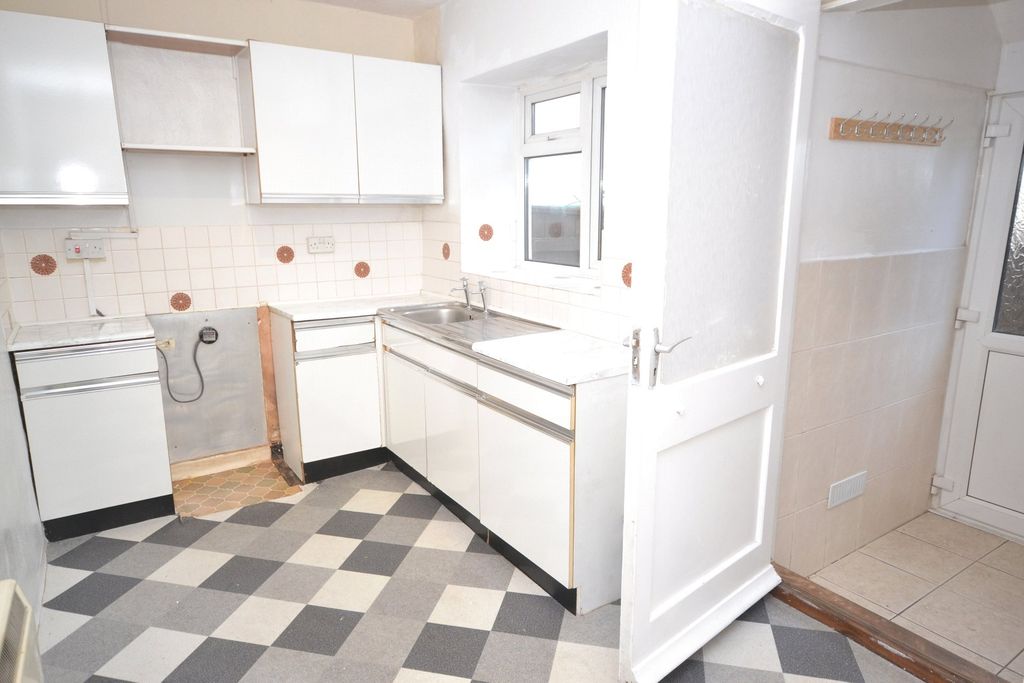 Property photo 3 of 11 Kitchen