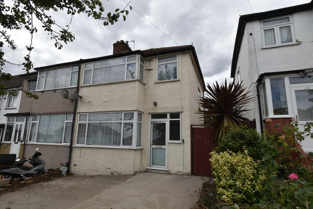 Property photo 1 of 13 Spacious 3-Bedroom Family Home To Rent – Dale Avenue, Edgware, Ha8