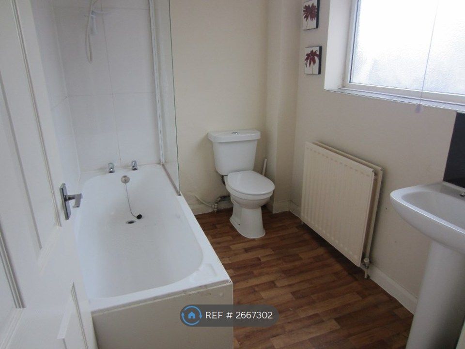 Property photo 2 of 8 Bathroom