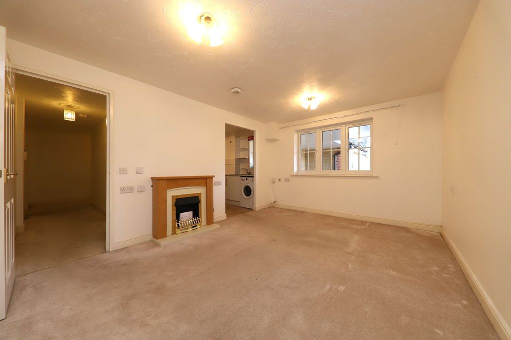 Property photo 3 of 17 Living (2)