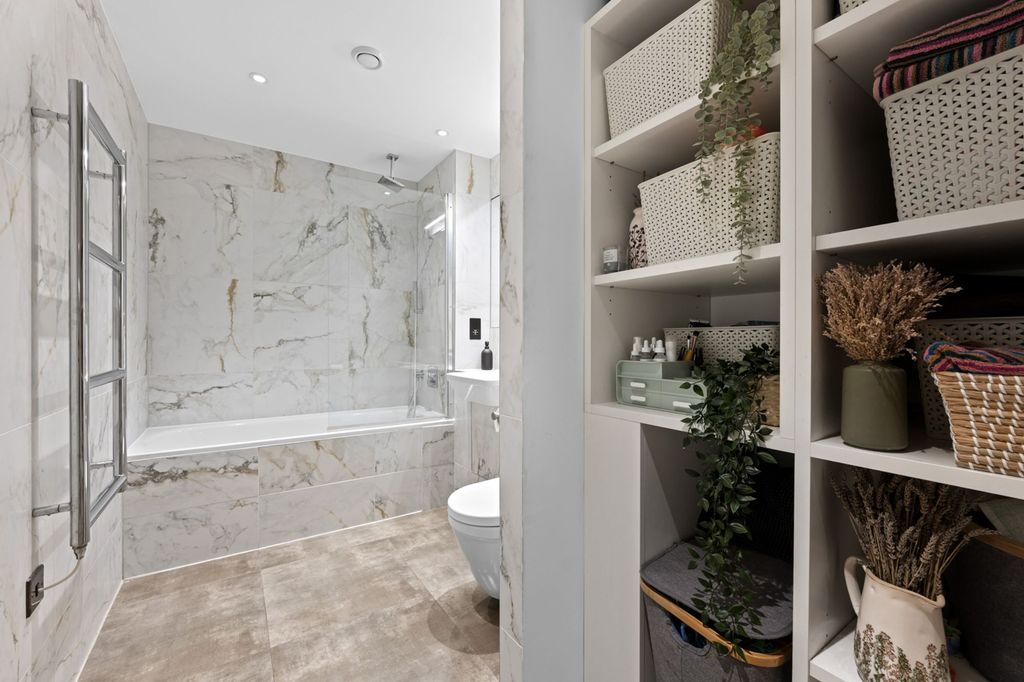Property photo 3 of 17 Bathroom
