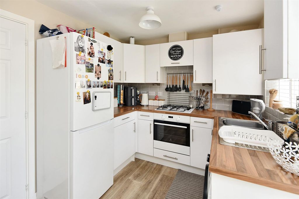 Property photo 2 of 8 Kitchen