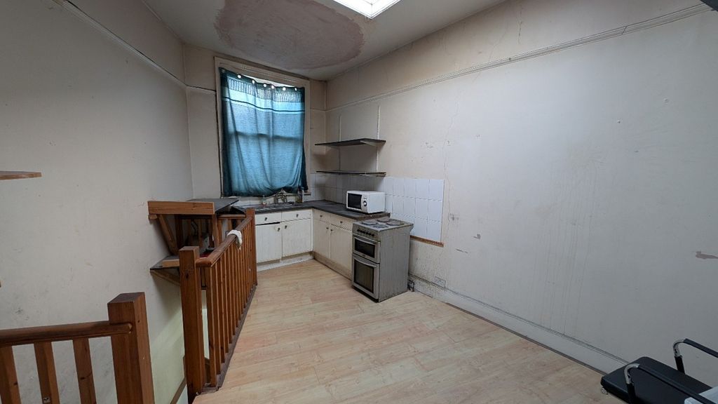 Property photo 3 of 5