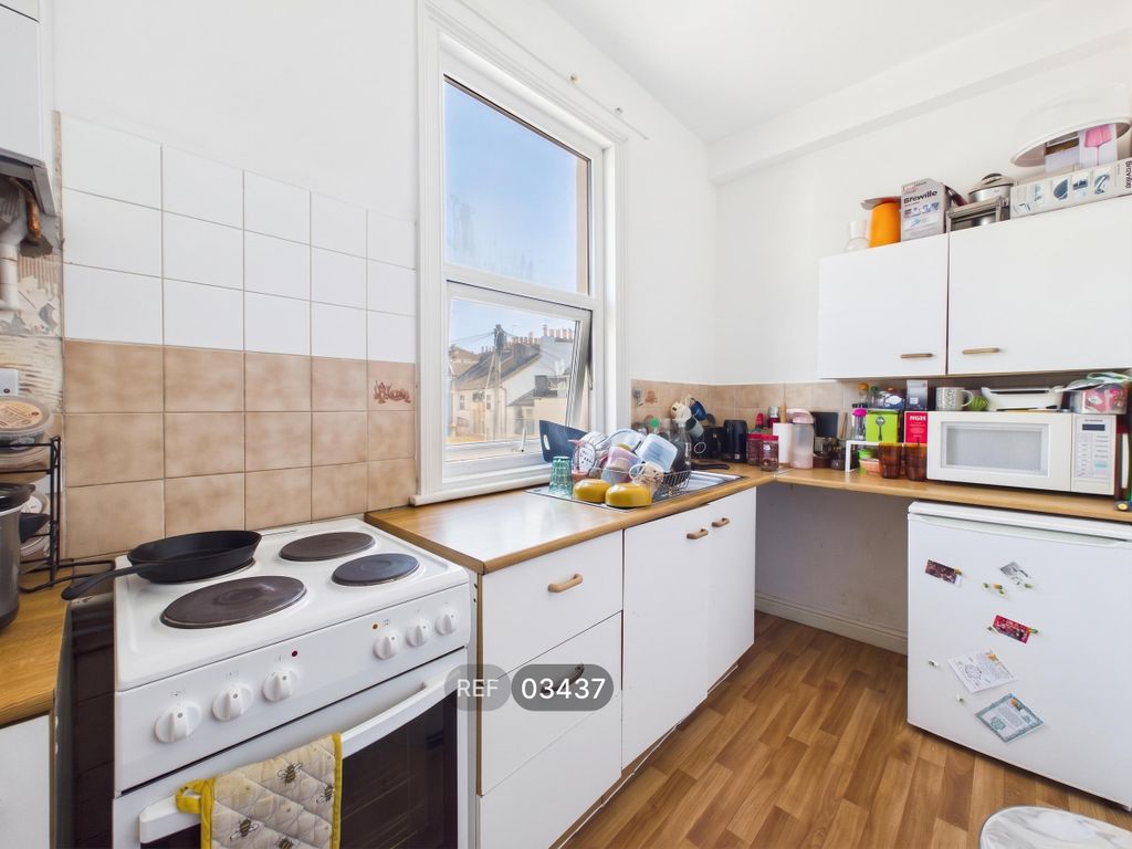 Property photo 2 of 8 Kitchen