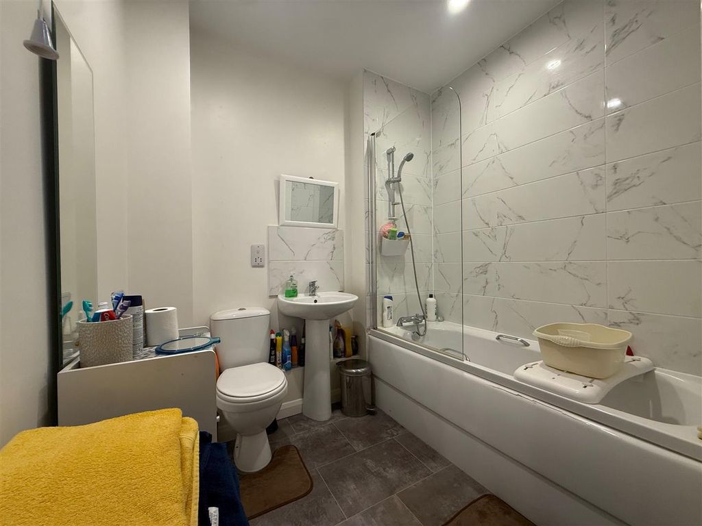 Property photo 2 of 6 Bathroom