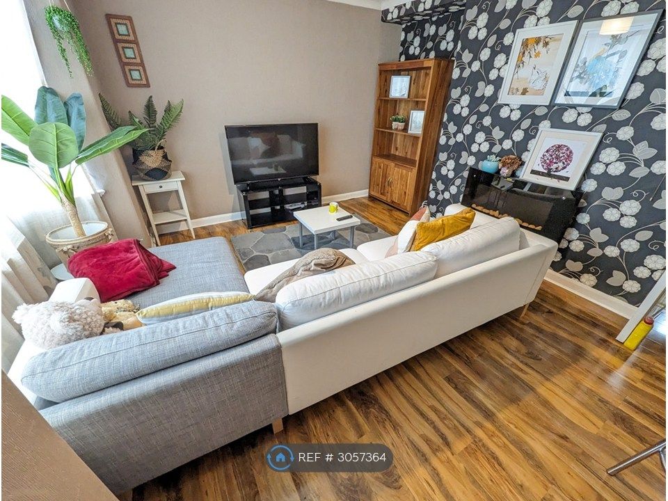Property photo 2 of 15 Spacious Living Room