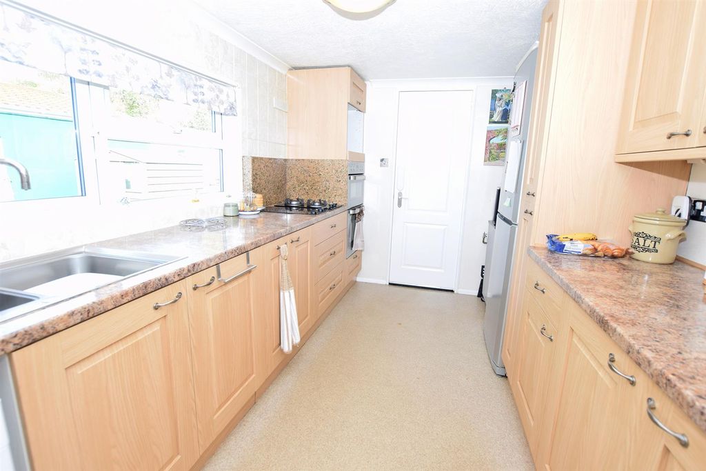 Property photo 3 of 10 Kitchen
