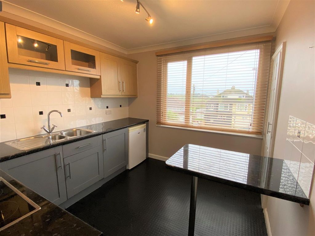 Property photo 3 of 9 5 Henver Court Kitchen