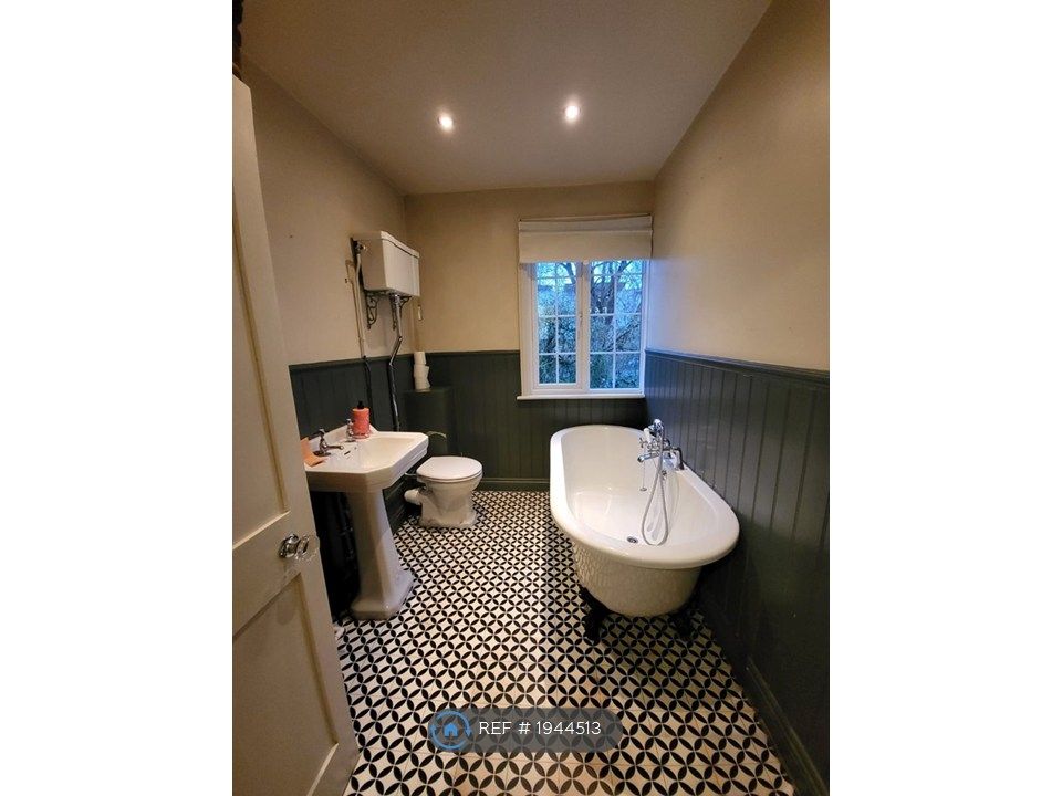 Property photo 1 of 10 Bathroom