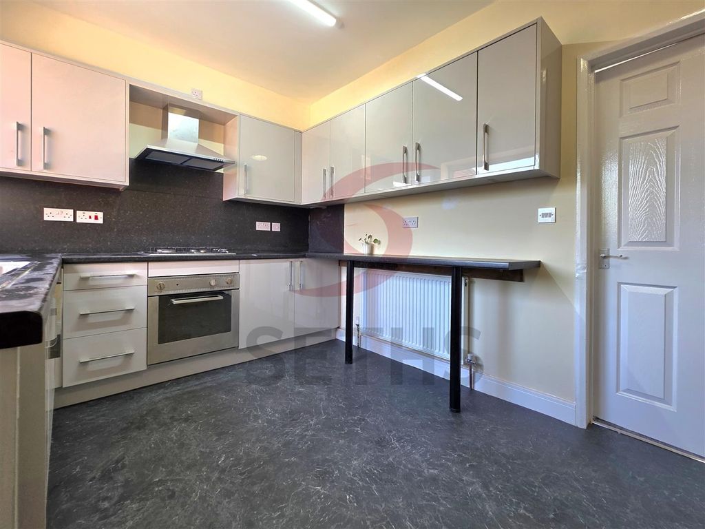 Property photo 3 of 11 Kitchen
