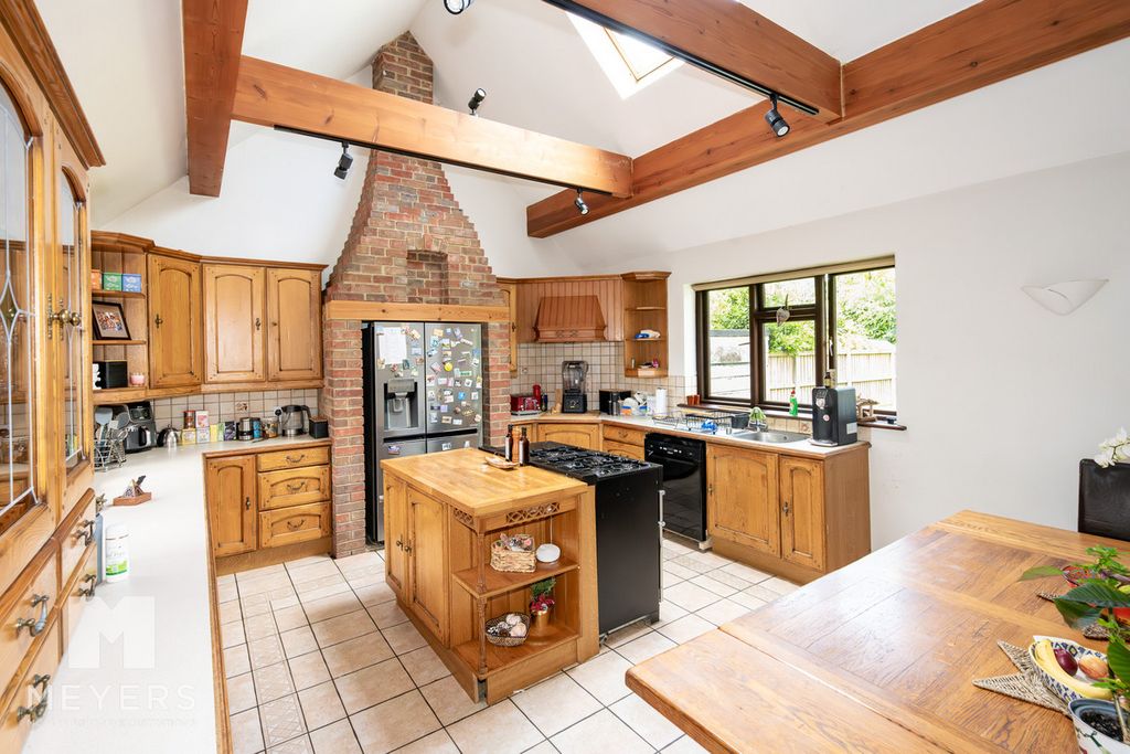 Property photo 3 of 23