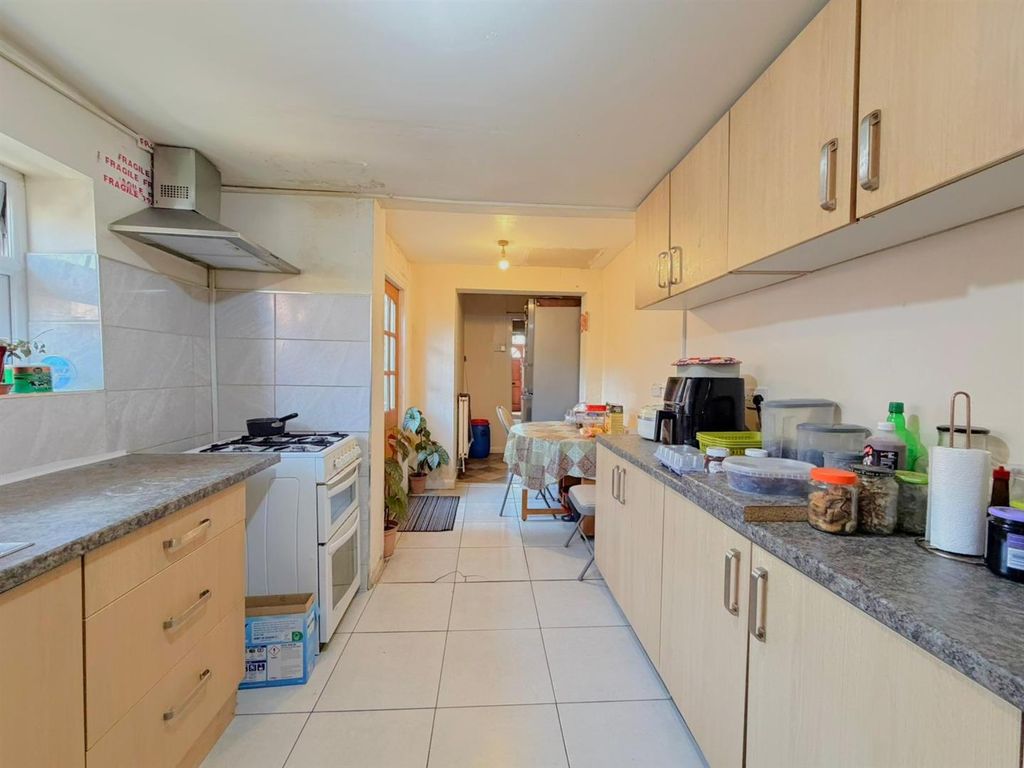 Property photo 1 of 11 Kitchen