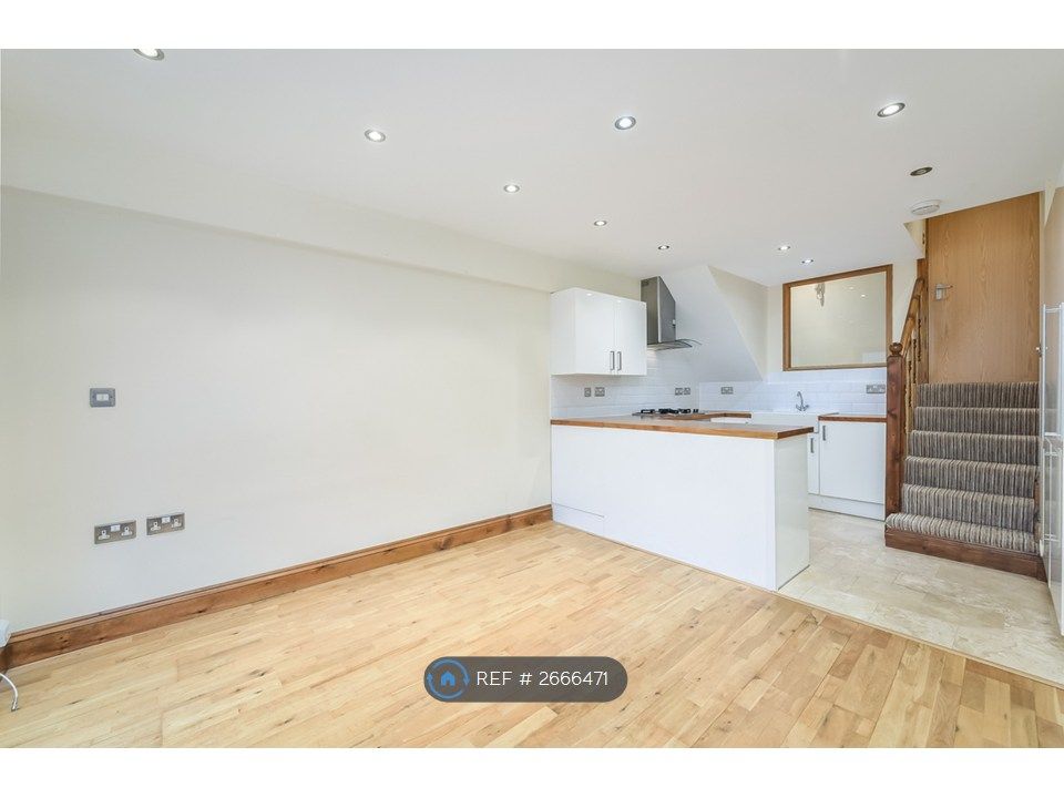 Property photo 3 of 10 Spacious Lounge And Kitchen