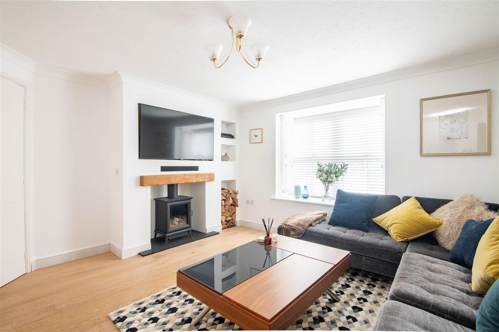 Property photo 2 of 19 Lounge