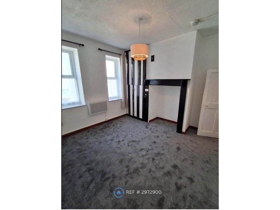 Property photo 3 of 6 Bedroom/Living Room