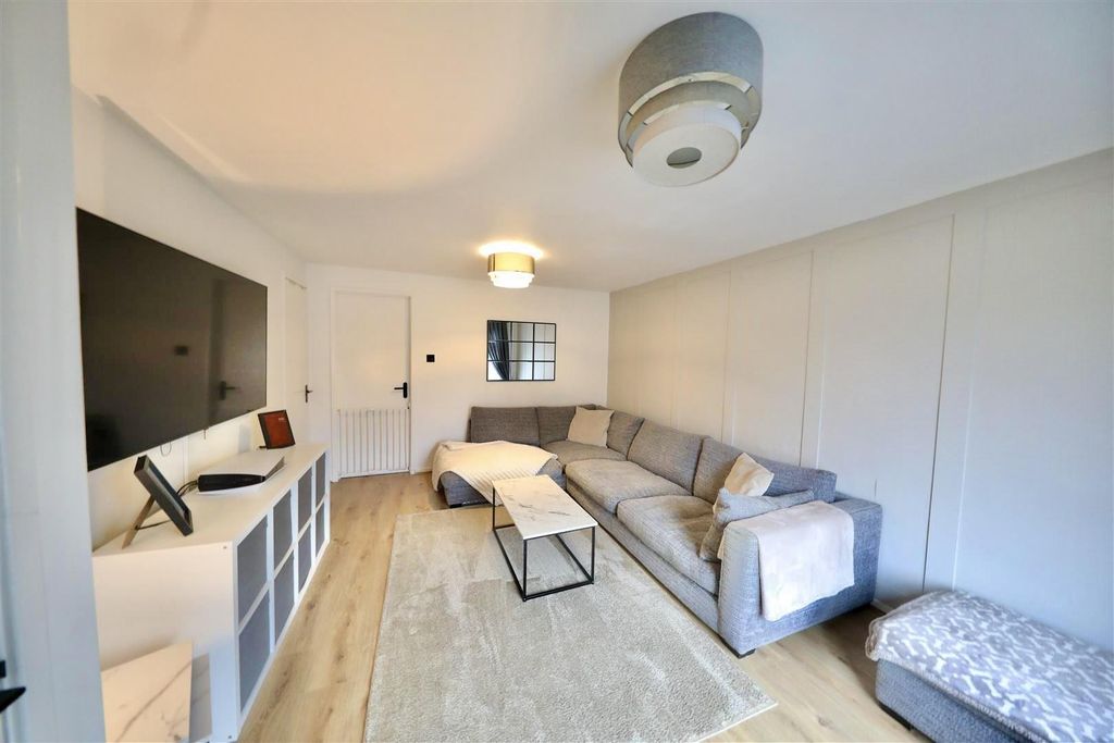 Property photo 2 of 16 Living Room