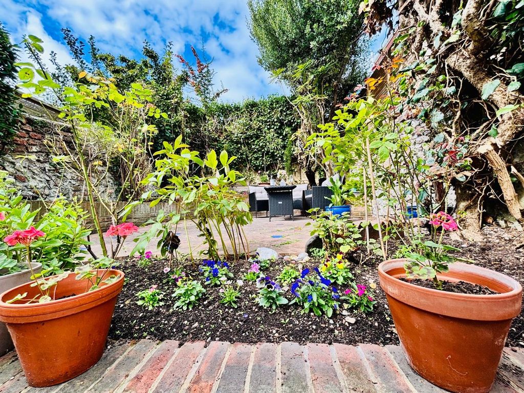 Property photo 2 of 24