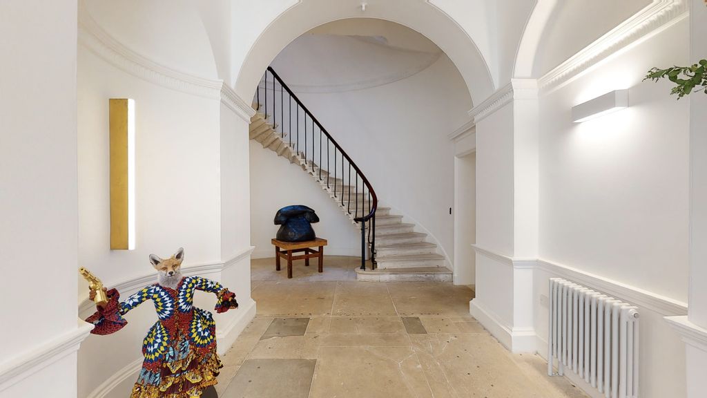 Property photo 2 of 16 Entrance Area