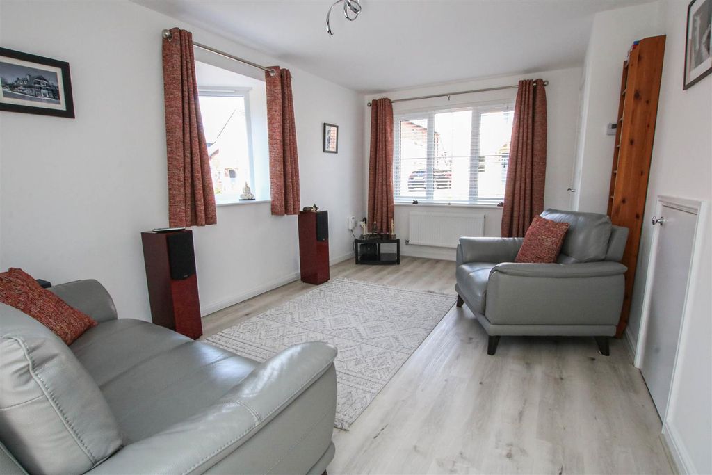 Property photo 3 of 19 Lounge