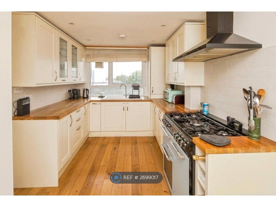 Property photo 2 of 7 Kitchen